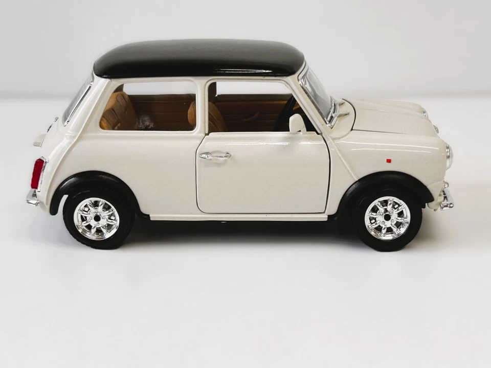 BURAGO 1/16 MINI COOPER 1960 CREMA TETTO NERO LICENZ BMW BBURAGO - Immagine 3 di 4