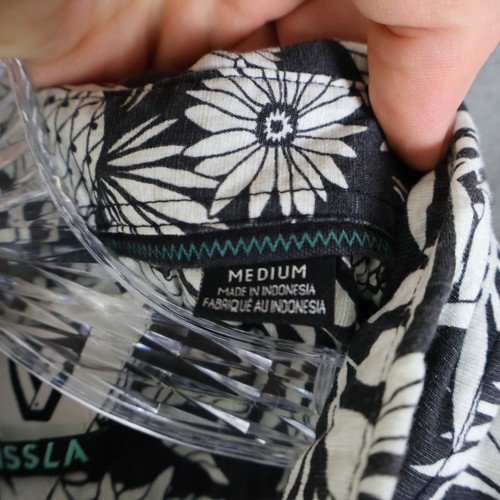 Vissla Shirt Mens Medium Black Hawaiian Floral Palms Toucan All Over Print Camp - Picture 7 of 12