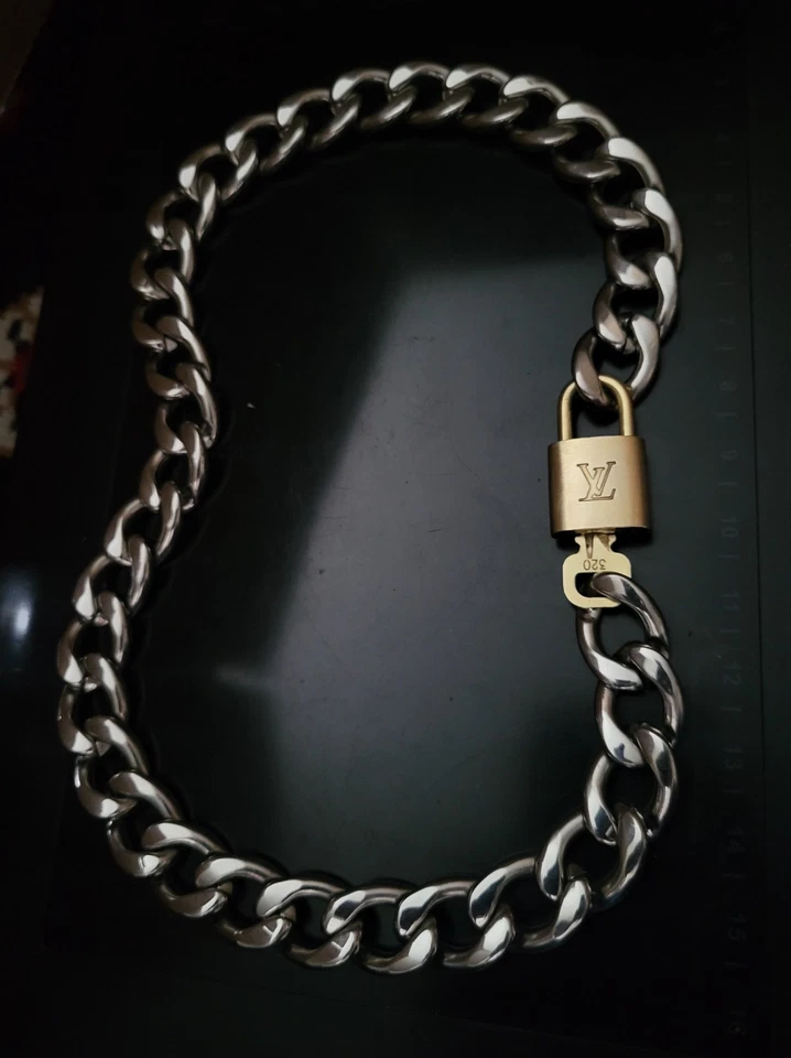 Auténtico Louis Vuitton Oro Candado Llave y Sin Marca Pesado Grueso Collar Plata Foto 2 de 4