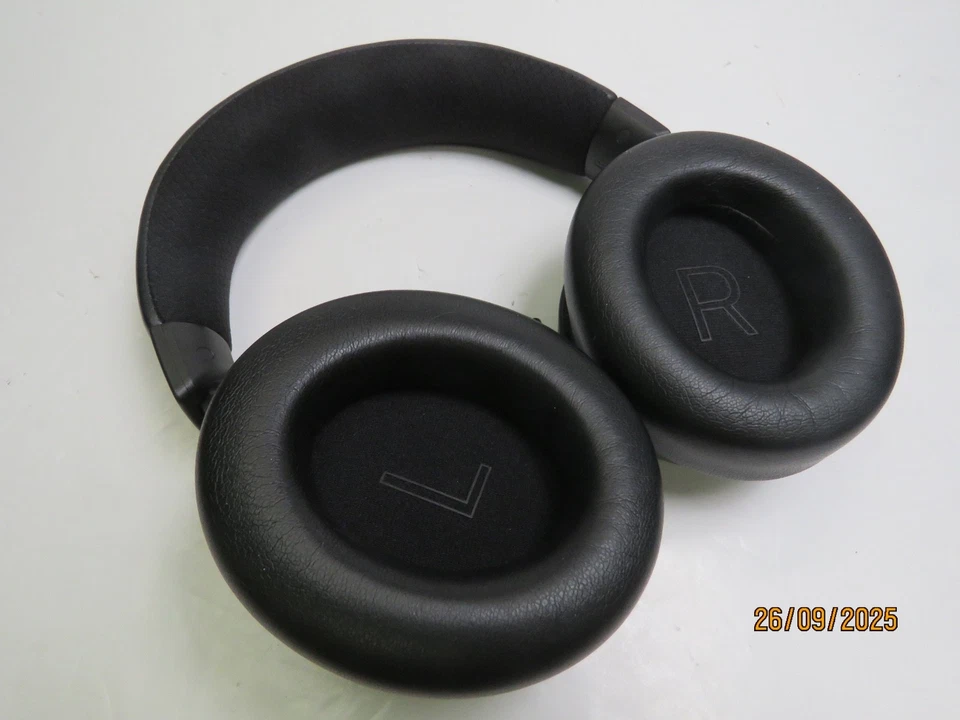 Razer Kraken V4 Pro Wireless Gaming Headset - Black - Image 2 of 4