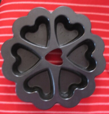 Nordic Ware Baking Pan HEART VALENTINES CAKELET mold pan 6 mini muffins 9'' x 2''