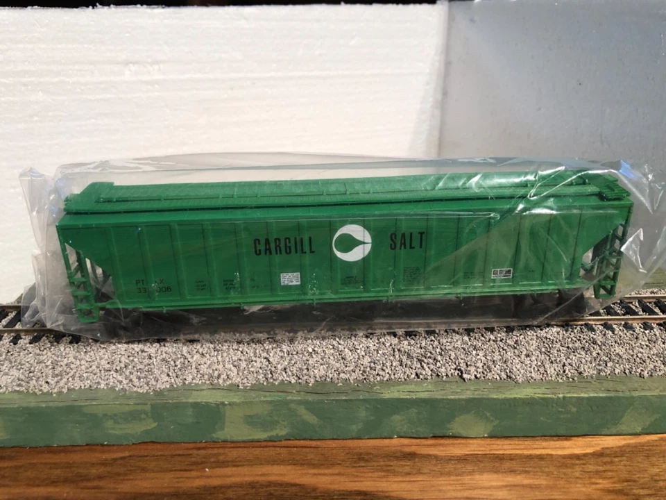 HO Scale 54’ IHC Cargill Salt 3-Bay Covered Hopper (24-040) - Image 2 of 4