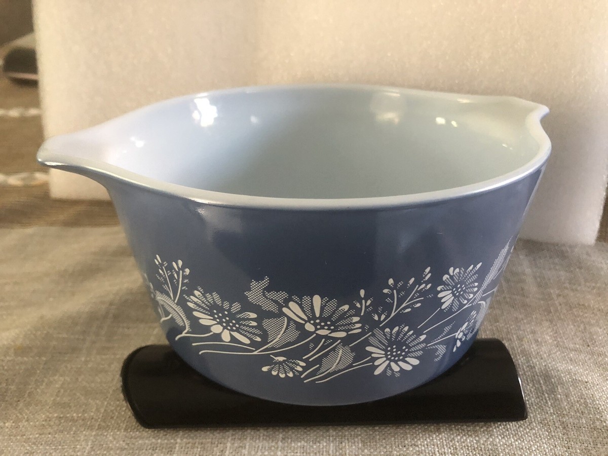 Pyrex COLONIAL MIST Blue W/ White Daisies 473-B 1 Qt Bowl