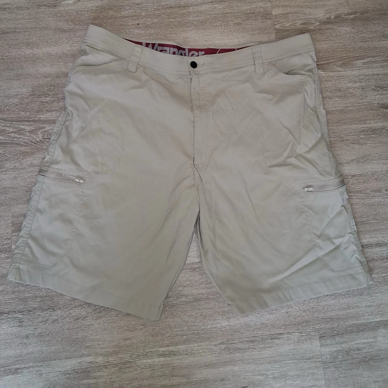 Wrangler Men’s Cargo Shorts Size 42 Tan Utility Zip Pockets Nylon Stretch