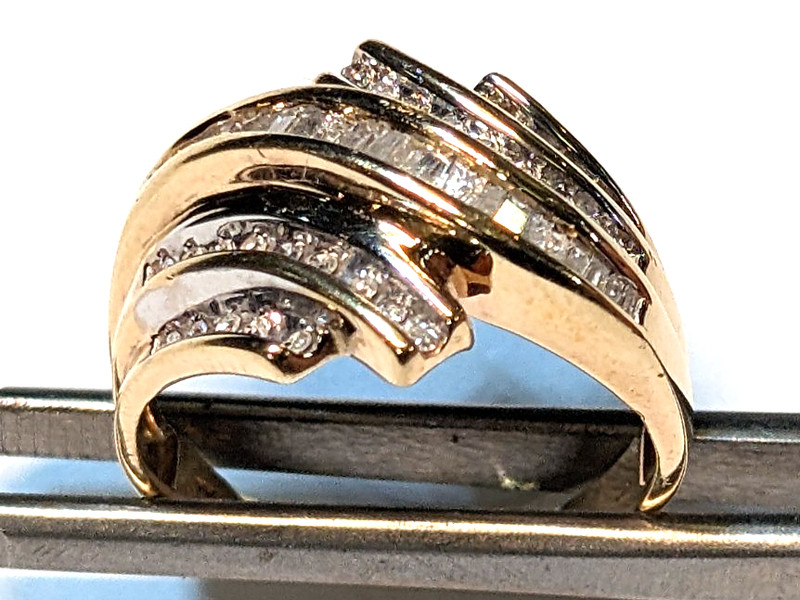 BEAUTIFUL SOLID  10K YELLOW GOLD DIAMOND CLUSTER RING SIZE 9.50 AND 4.51 GRAMS