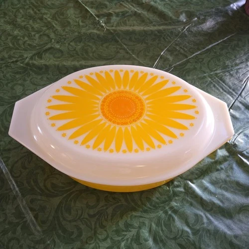 Vintage Pyrex Yellow Daisy Sunflower 2.5 Quart Casserole Dish w/Lid 12.75"