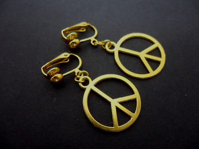 EIN PAAR GOLDTON DANGLY FRIEDENSSCHILD ANCLIP AN OHRRINGE. NEU.