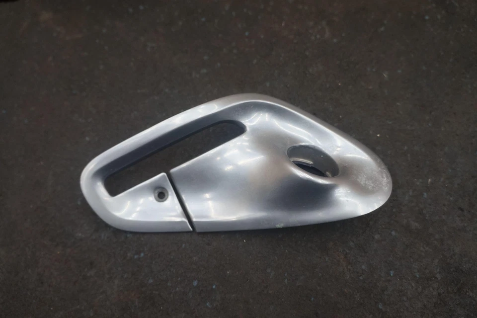 Placa de cubierta de cinturón de seguridad trasero izquierdo AD43-611B91-BA OEM Aston Martin Rapide 2014 Foto 2 de 4