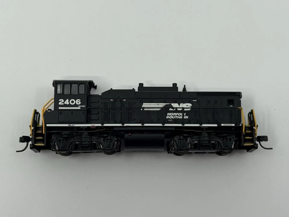 N Scale Atlas 40002526 Norfolk Southern MP15DC Switcher Locomotive NS #2406 - Image 4 of 4