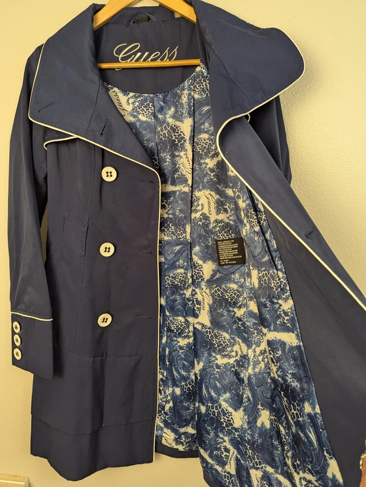 Gabardina Guess azul marino/blanco tubo para mujer talla pequeña marinero puños anchos Foto 4 de 4