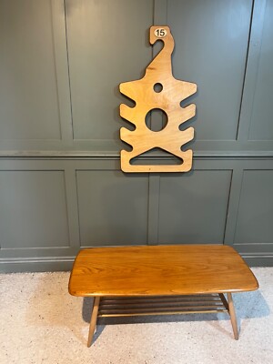 Vintage Kleiderbügel Ex Theater Garderobe / Hut Karo Anzugbügel