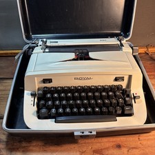 Vintage 1965 Royal Safari 990 Typewriter - Excellent Condition thumbnail