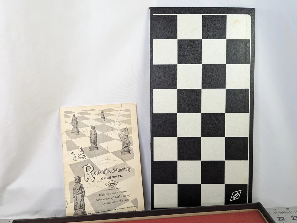 Tablero de juego de ajedrez Renaissance Chessmen Lowe Milton Bradley 1970 Foto 4 de 4