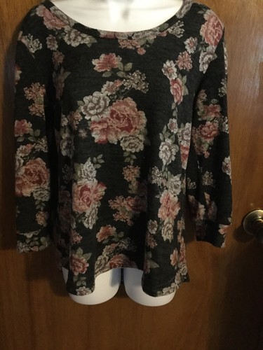 No Boundaries L (11-13) Floral Criss Cross 3/4 Arm Top
