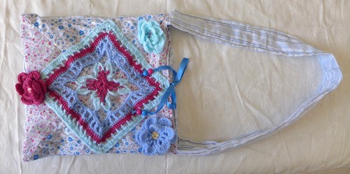 Borsa trapuntata a mano rosa e blu con uno speciale pizzo all'uncinetto + fiori - Picture 10 of 12