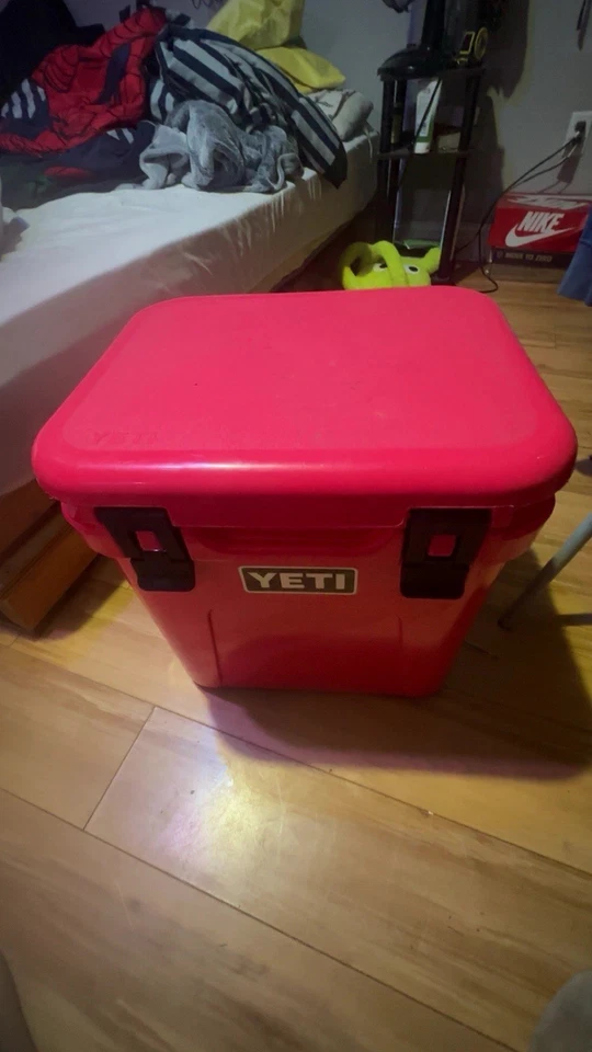 Yeti Cooler Rescate Color Rojo Edición Limitada Foto 2 de 4