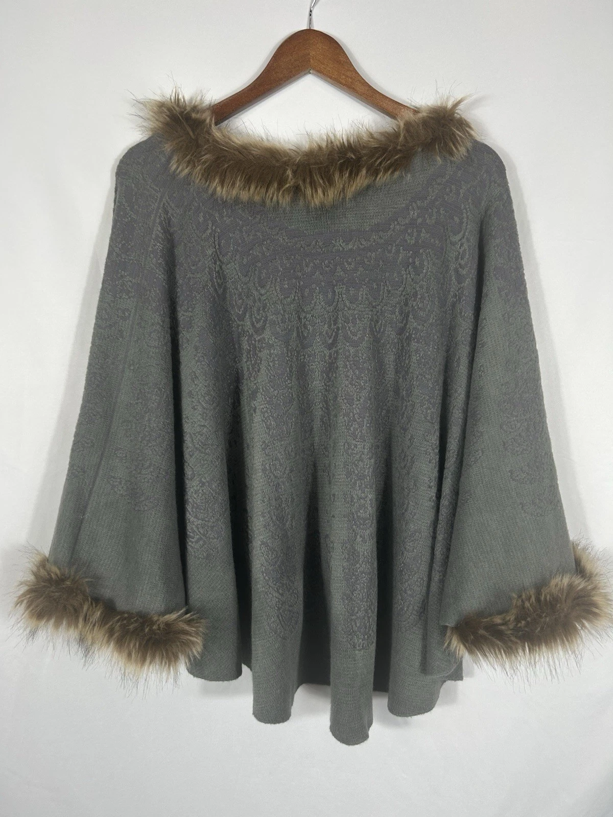 VTG Womens Grey Brown Faux Fur Trim Knit Cape Poncho Top One Size Old Money Y2K