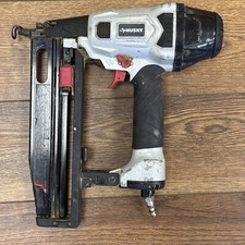 Clavadora neumática Husky calibre 16 2-1/2" acabado recto 70 PSI ligera