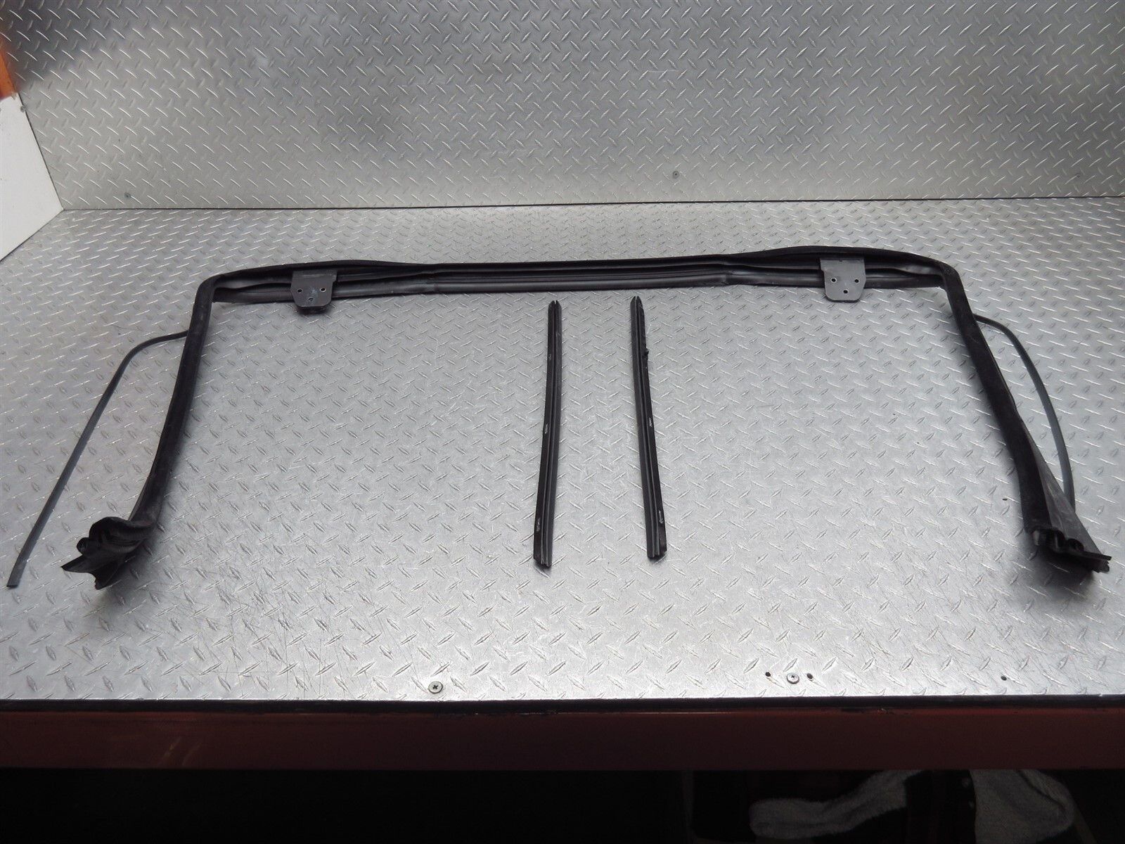 2008 Ferrari F430 Spider 65797300 Front Windshield Windscreen Glass Seal Gasket