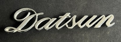 DATSUN B110 1200 1400 LIMOUSINE COUPE OLDTIMER KOFFERRAUMKLAPPE KOFFERRAUM SCHRIFT AUTO BADGE EMBLEM