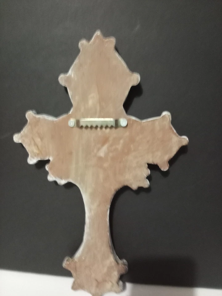 Hermoso colgante de pared cruzado vintage blanco con acento gris Foto 3 de 4