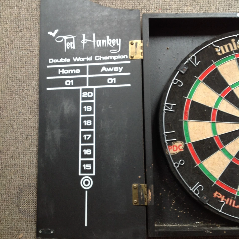 Unicorn Phil Taylor Dartboard In Cabinet Home Darts Centre - Image 4 of 4
