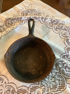 Vintage Cast Iron Skillet Pan 10'' Double Spout Fire Ring Unmarked Seasoned