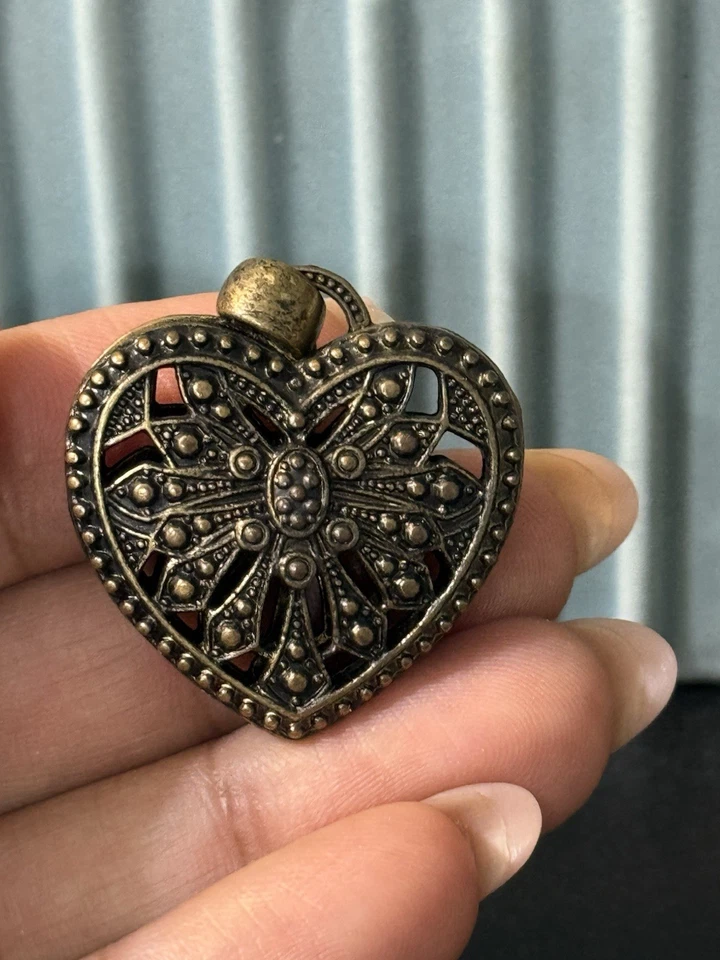 Colgante intrincado victoriano místico gótico de latón con dije de perlas de imitación de corazón vintage Foto 2 de 4