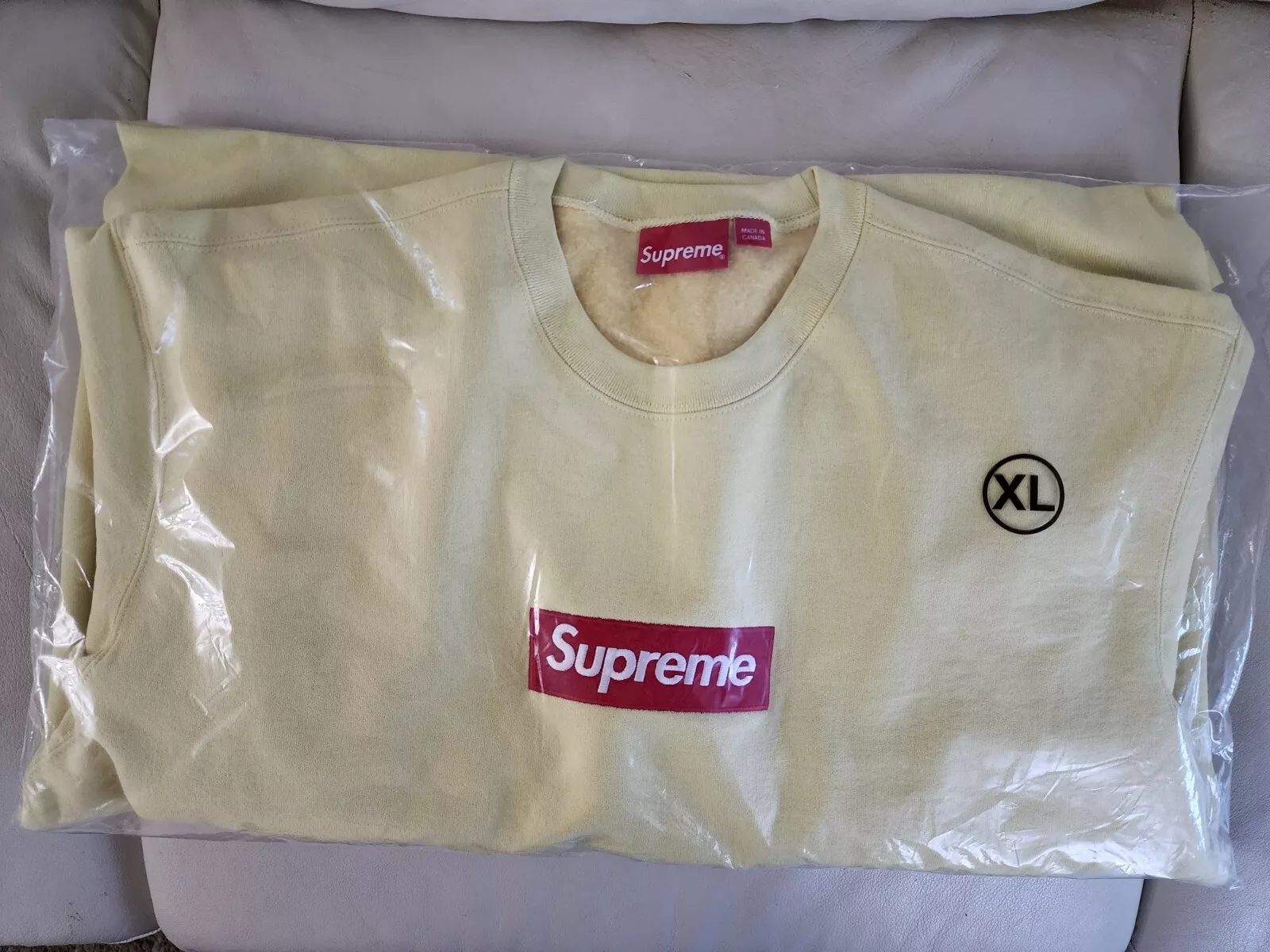 BOITE SUPREME LOGO CREWNECK JAUNE PÂLE TAILLE XL FW22 BOGO