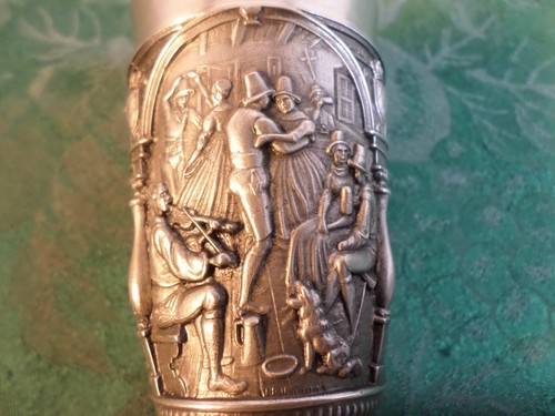 Hermosa mini copa/taza vintage Ka-e5 peltre en relieve de taberna/escenas del medio mal - Imagen 2 de 9