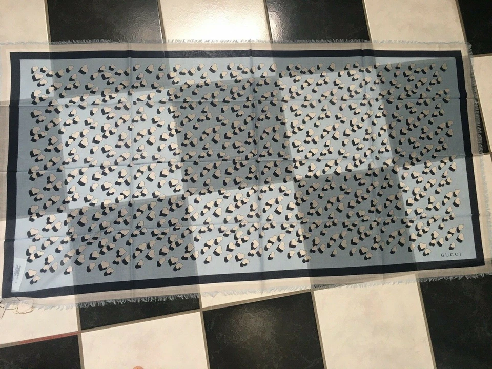 NUEVO CON ETIQUETAS 100% AUTÉNTICO Gucci Niños Pareo Nihar Estampado Corazón Algodón Bufanda 78X140 Foto 2 de 4