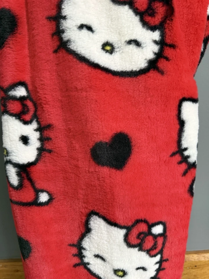 Manta de piel de conejo sintética Hello Kitty 50x70-roja con corazón negro - San Valentín Foto 4 de 4
