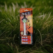 Vintage 2005 HALLOWEEN GREEN WITCH Glow In The Dark Pez Candy Dispensers w Feet