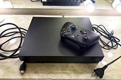 Xbox One X 1TB Konsole mit Controller + HDMI/ Stromkabel