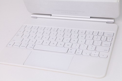 Apple Magic Keyboard for iPad Air 4th & 5th Gen & Pro 11" 1,2,3 Gen A2261 White - Picture 2 of 7