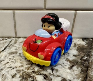 2012 FISHER PRICE Little People Wheelies Red Car DISNEY Princess Snow White