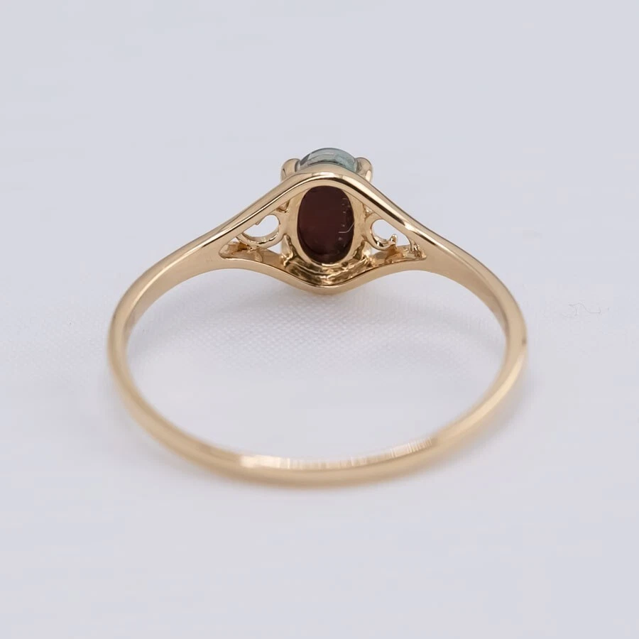 Anillo de boda de compromiso de ópalo triple australiano ovalado de inspiración vintage de oro de 18 quilates Foto 3 de 4