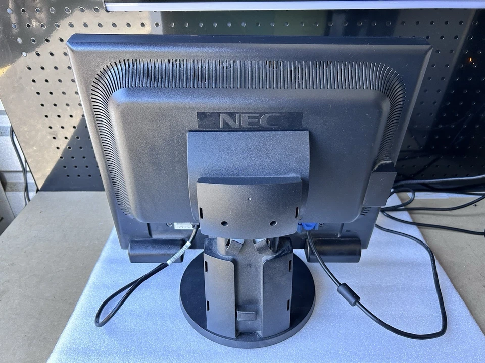 NEC MultiSync LCD195NXM-BK 19" LCD Computer Display  - Image 3 of 4