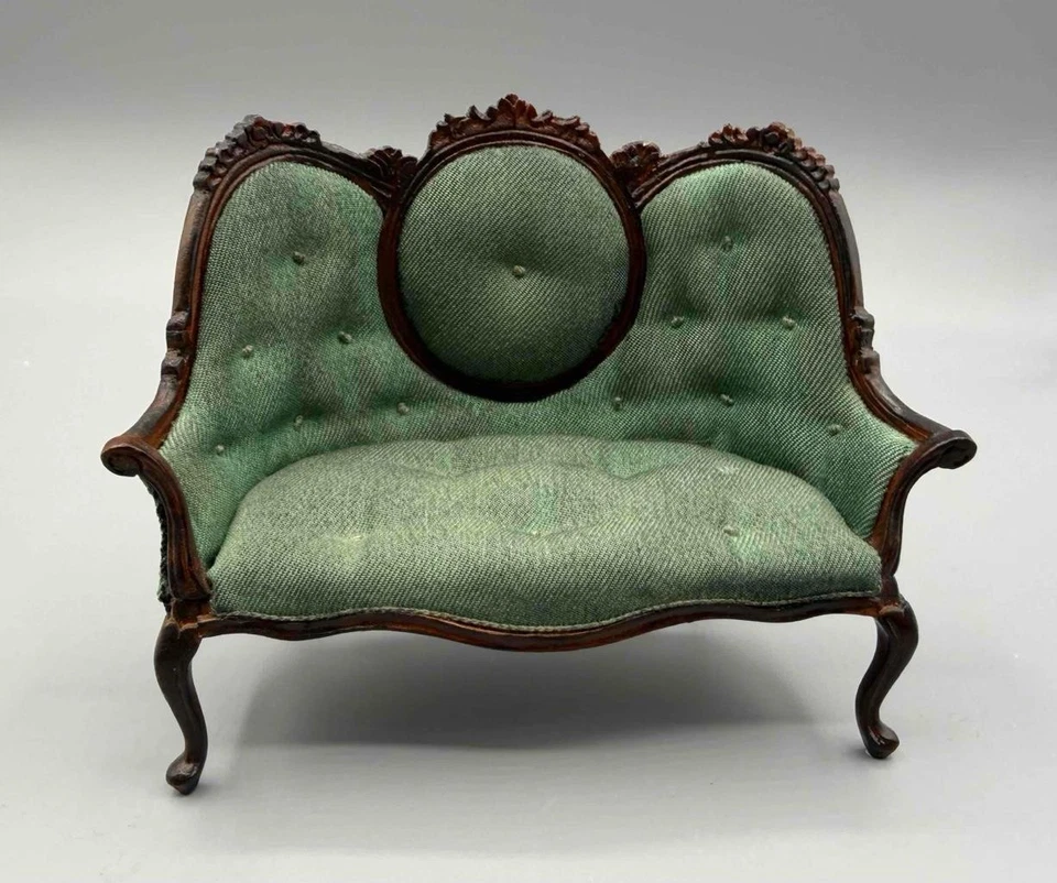 CASA DE MUÑECAS MINIATURA 1:12 BESPAQ SOFÁ VERDE CAOBA Y SILLA LATERAL - LW112A Foto 2 de 4