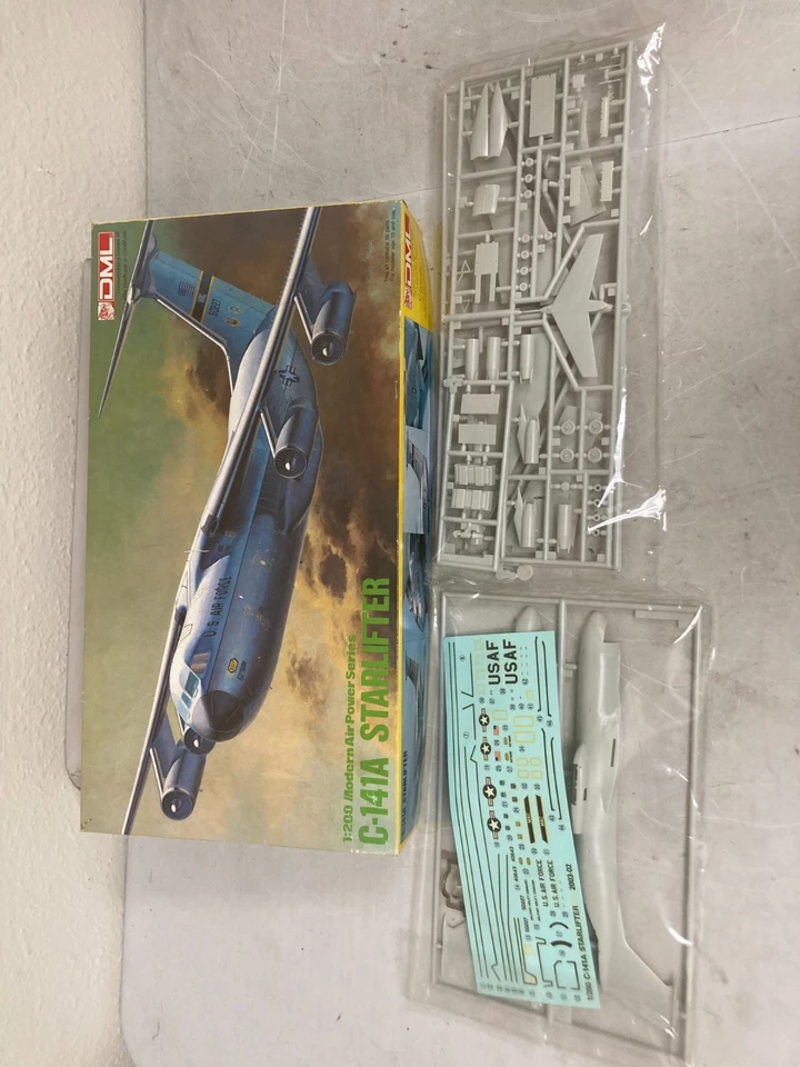 Lot of 3 Revell Model Kits – 1/200 C-141A Starlifter & 1/72 M2 A2 Bradley NIB - Image 2 of 4
