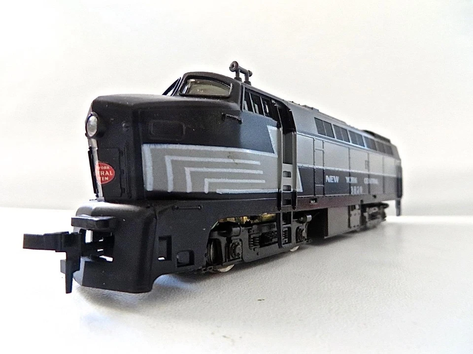HO Model Power 724 New York Central Baldwin Shark Nose powered Diesel NEW OS - Image 4 of 4