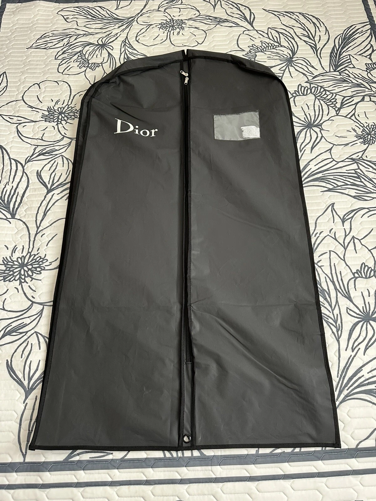 Sac à vêtements Dior authentique. Pls voir taille.bon pour manteau, costume ou robe