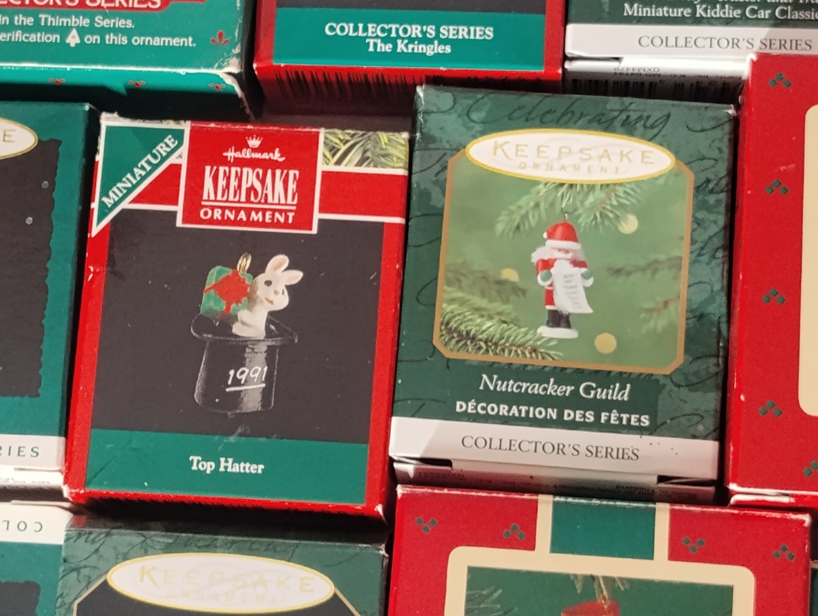 Albero Di Natale Nostalgico Con I Regali E Le Palle, Fiocchi Di Neve