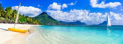 Wandbild: Türkisfarbenes Meer, weißer Sand, Palmen und Berge, Flic en [...]