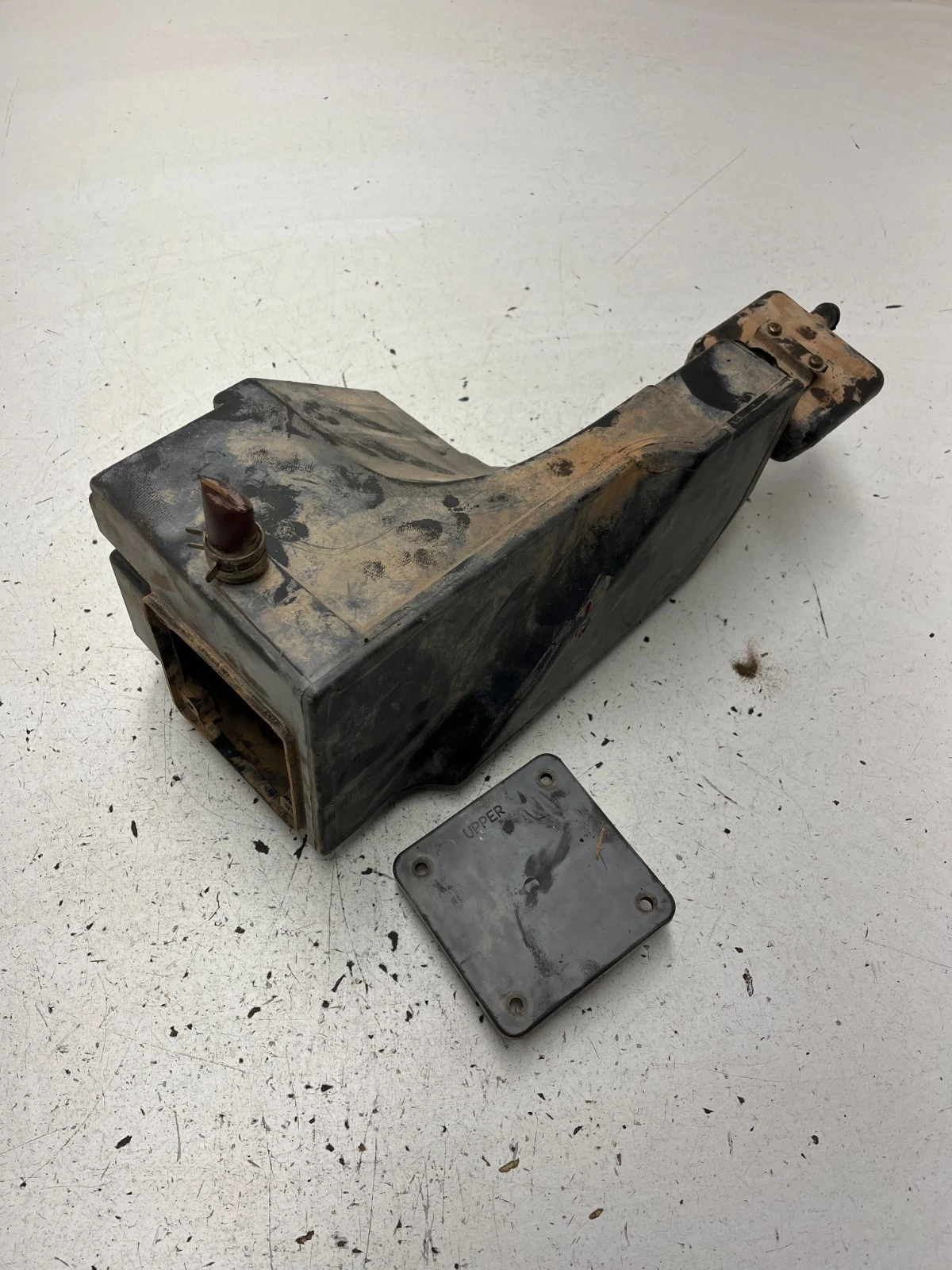 85 1985 Yamaha Tri Moto 225 Dx YTM225DX OEM Air Box Airbox Chamber Cover READ