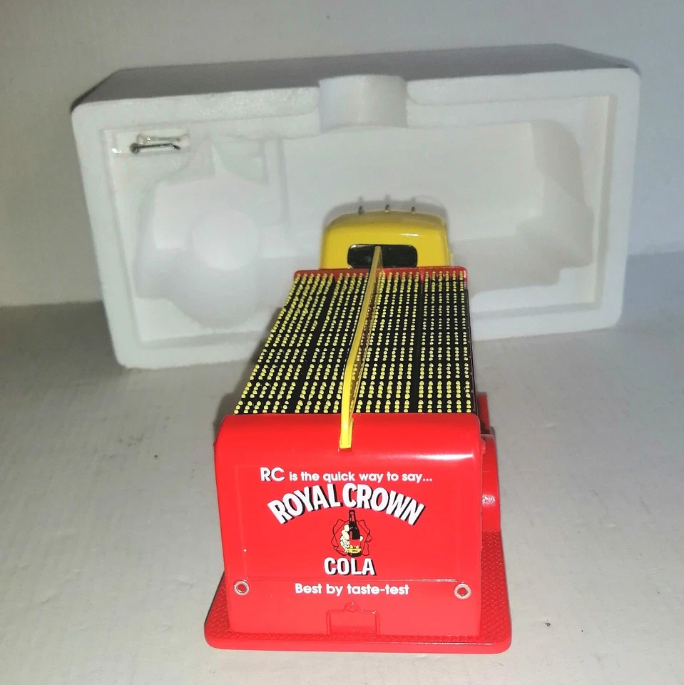 FIRST GEAR 1/34 GMC BOTTLER'S TRUCK 1952 ROYAL CROWN COLA COD.19-1739 - Immagine 4 di 4