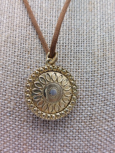 Collar Napier Firmado 18" Colgante Flor Redonda Amarillo Estrás Cordón Marrón - Imagen 5 de 6