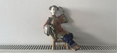 Vintage chinesische Porzellan Dame Figur sitzend auf Bambus Stuhl 22 cm handbemalt