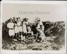 1935 Press Photo Italian soldiers dance to celebrate their victory at Aduwa
