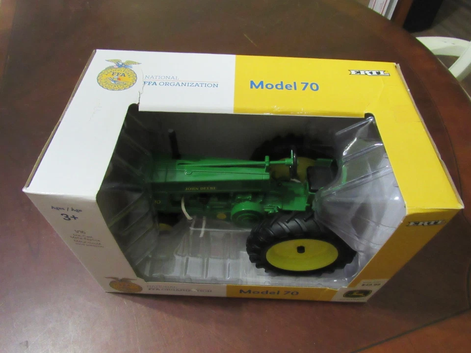 ERTL 1/16 FFA JOHN DEERE MODEL 70 TRACTOR - NIB - NEVER DISPLAYED - Image 2 of 4